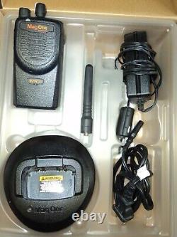 Motorola Mag One BPR40 UHF 450 470 Mhz Portable Two Way Radio AAH84RCS8AA1AN