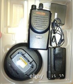 Motorola Mag One BPR40 UHF 450 470 Mhz Portable Two Way Radio AAH84RCS8AA1AN