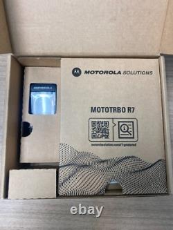 Motorola R7 Two-Way Digital Radio VHF 136-174 Mhz AAH06JDN9RA1AN 5W FKP Mototrbo