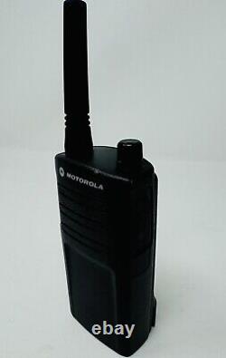 Motorola RMM2050 On Site Two Way Radio RMM2050BHLAA WIth Charger and Clip