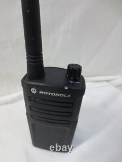 Motorola RMU2040 UHF Two-Way Commercial Radio RMU2040BHLAA New Charger & Holster