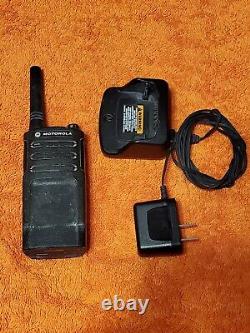 Motorola RMU2040 UHF Two-Way Commercial Radio RMU2040BHLAA with Battery & Charger