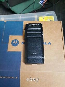 Motorola SL300 UHF 403-470MHz Two Way Radio 2-3W Display AAH88QCP9JA2AN
