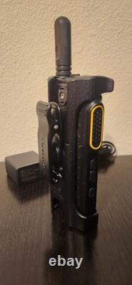 Motorola SL300 UHF two-way Radio AAH88QCP9JA2AN / W BATTERY/ Charger
