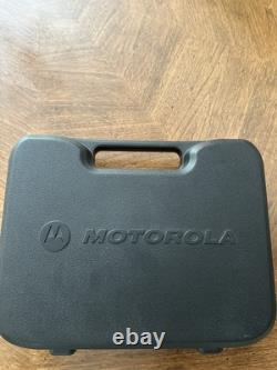 Motorola TLKR T80 Extreme Walkie Talkie New Set Of 2