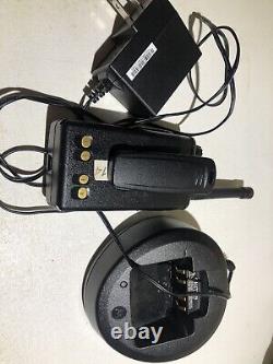 Motorola VX-261 VX-261-G7-5 UHF Handheld Two-Way 16-Channel Radio Black 5-watts