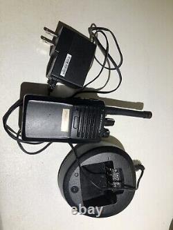 Motorola VX-261 VX-261-G7-5 UHF Handheld Two-Way 16-Channel Radio Black 5-watts