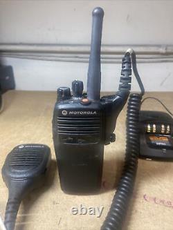 Motorola XPR6350 UHF AAH55QDC9LA1AN Two Way Radio with Charger Base Battery UNTEST