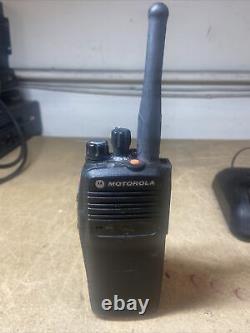 Motorola XPR6350 UHF AAH55QDC9LA1AN Two Way Radio with Charger Base Battery UNTEST