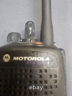 Motorola XTS2500 136-174 MHz VHF Two Way Radio H46KDD9PW5BN w Charger