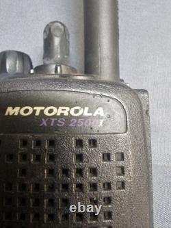 Motorola XTS2500 136-174 MHz VHF Two Way Radio H46KDD9PW5BN w Charger