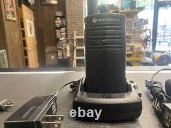 Pair Of Motorola Rdx Rdu4100 Two Way Radio With One Microphone & Charger Ppsdm