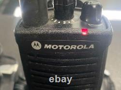 Pair Of Motorola Rdx Rdu4100 Two Way Radio With One Microphone & Charger Ppsdm