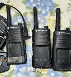 X3 MOTOROLA TWO WAY RADIOS (3x RMU2040) 1 Chargers & 3 Clips Included, Read Des