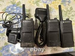 X3 MOTOROLA TWO WAY RADIOS (3x RMU2040) 1 Chargers & 3 Clips Included, Read Des