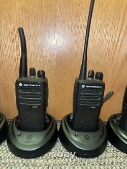 1 Motorola CP200d AAH01QDC9JC2AN UHF 16 Channel Two-Way Radio 	<br/>	 <br/> 

Un Motorola CP200d AAH01QDC9JC2AN UHF radio bidirectionnelle à 16 canaux.