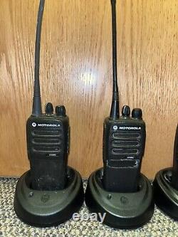 1 Motorola CP200d AAH01QDC9JC2AN UHF 16 Channel Two-Way Radio 
<br/>
	
  <br/>
Un Motorola CP200d AAH01QDC9JC2AN UHF radio bidirectionnelle à 16 canaux.