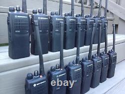 (20) Motorola Ht750 Deux Voies Portables Radios Vhf 136-174mhz 16ch Aah25kdc9aa3an