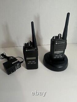 2 Motorola CP185 Radio bidirectionnelle UHF 435-480 MHz 16 canaux avec chargeur et lot de batteries LIRE