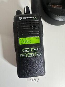 2 Motorola CP185 Radio bidirectionnelle UHF 435-480 MHz 16 canaux avec chargeur et lot de batteries LIRE