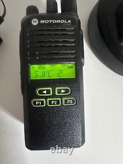 2 Motorola CP185 Radio bidirectionnelle UHF 435-480 MHz 16 canaux avec chargeur et lot de batteries LIRE