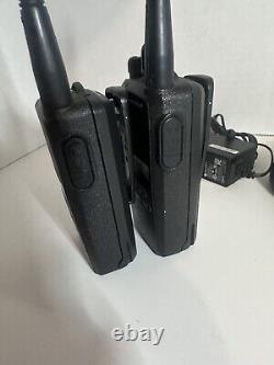 2 Motorola CP185 Radio bidirectionnelle UHF 435-480 MHz 16 canaux avec chargeur et lot de batteries LIRE