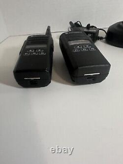 2 Motorola CP185 Radio bidirectionnelle UHF 435-480 MHz 16 canaux avec chargeur et lot de batteries LIRE