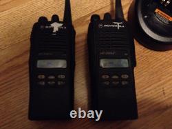 2 Motorola. HT1250 LS+. Radio portatif bidirectionnel AAH25SDH9DP5AN. LIRE