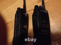2 Motorola. HT1250 LS+. Radio portatif bidirectionnel AAH25SDH9DP5AN. LIRE