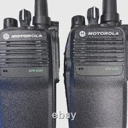 2 Radios bidirectionnelles Motorola XPR 6350 avec batterie, clip de ceinture et antenne, très propre