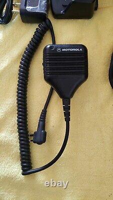 2 Radios bidirectionnels Motorola VHF RMV2080 avec casque et microphone cravate Motorola