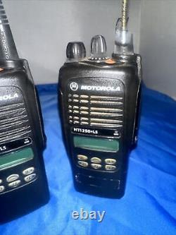 2 X Motorola HT1250LS+ UHF 403-470MHZ Two Way Radio AAH25RDH9DU5AN Avec Batterie