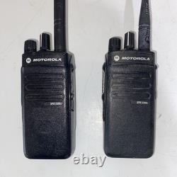 2 radios Motorola Xpr 3300e UHF 403-512MHz, batterie et chargeur AAH02RDC9VA1AN