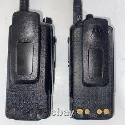 2 radios Motorola Xpr 3300e UHF 403-512MHz, batterie et chargeur AAH02RDC9VA1AN