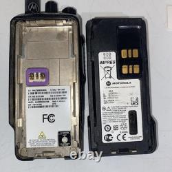2 radios Motorola Xpr 3300e UHF 403-512MHz, batterie et chargeur AAH02RDC9VA1AN