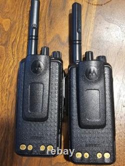 2 radios bidirectionnelles Motorola MOTOTRBO XPR3500e UHF AAH02RDH9VA1AN avec chargeur 403-512