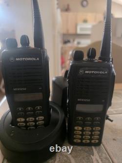 2 radios bidirectionnelles Motorola MTX9250 avec chargeur