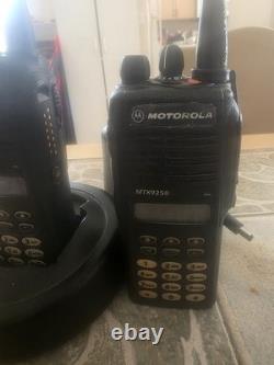 2 radios bidirectionnelles Motorola MTX9250 avec chargeur