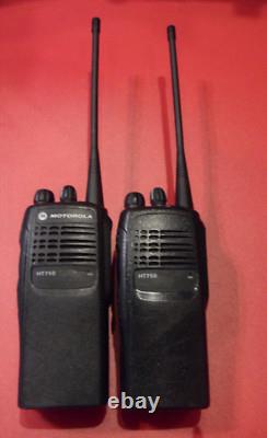 2 x Motorola HT750 UHF 403-470 MHz 4w 4CH Radios bidirectionnels avec batterie AAH25SDC9AA2AN