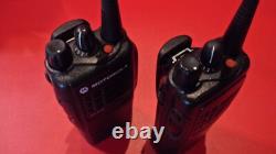 2 x Motorola HT750 UHF 403-470 MHz 4w 4CH Radios bidirectionnels avec batterie AAH25SDC9AA2AN