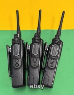 3X Radios bidirectionnels Motorola XPR 7380e 800/900Mhz AAH56UCC9WB1AN avec batteries