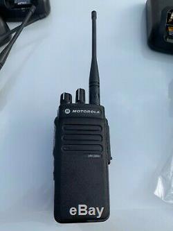 3 Motorola Xpr3300e Radios Bidirectionnelles Avec Chargeurs, Batteries Et Micros De Impres