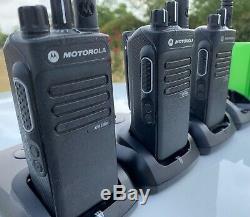 3 Motorola Xpr3300e Radios Bidirectionnelles Avec Chargeurs, Batteries Et Micros De Impres