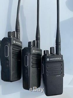 3 Motorola Xpr3300e Radios Bidirectionnelles Avec Chargeurs, Batteries Et Micros De Impres