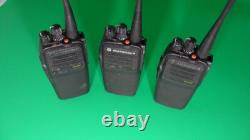 3 X Motorola XPR 6380 800Mhz 32Ch Radios Bi-Directionnels Analogiques et Numériques AAH55UCC9LB1AN
