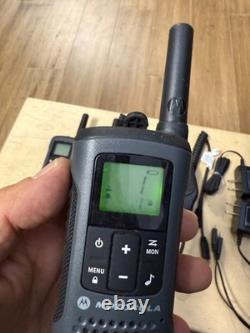 3 x Motorola Talkabout T200 FRS/GMRS Radios Bi-Directionnels (Gris) Avec 3X Microphone à Distance PTT