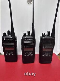 3x Motorola CP185 Talkie Walkie UHF 435-480mhz 16Ch AAH03RDF8AA7AN avec batteries