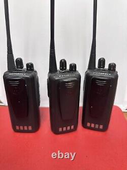 3x Motorola CP185 Talkie Walkie UHF 435-480mhz 16Ch AAH03RDF8AA7AN avec batteries