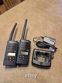 Associez 2 radios bidirectionnelles Motorola RDV2080d avec chargeur à 8 canaux VHF