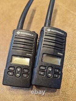 Associez 2 radios bidirectionnelles Motorola RDV2080d avec chargeur à 8 canaux VHF